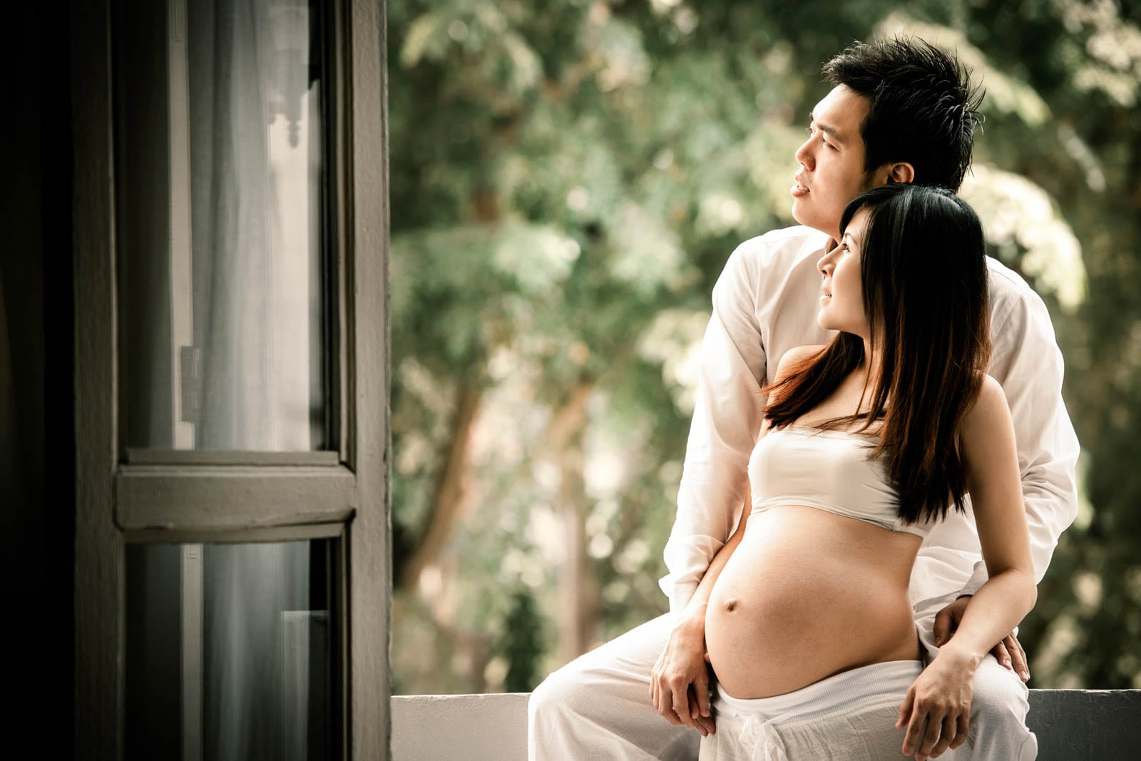 Maternity-Photoshoot-Singapore-natural-light-and-poses-husband-and-wife |  White Room Studio