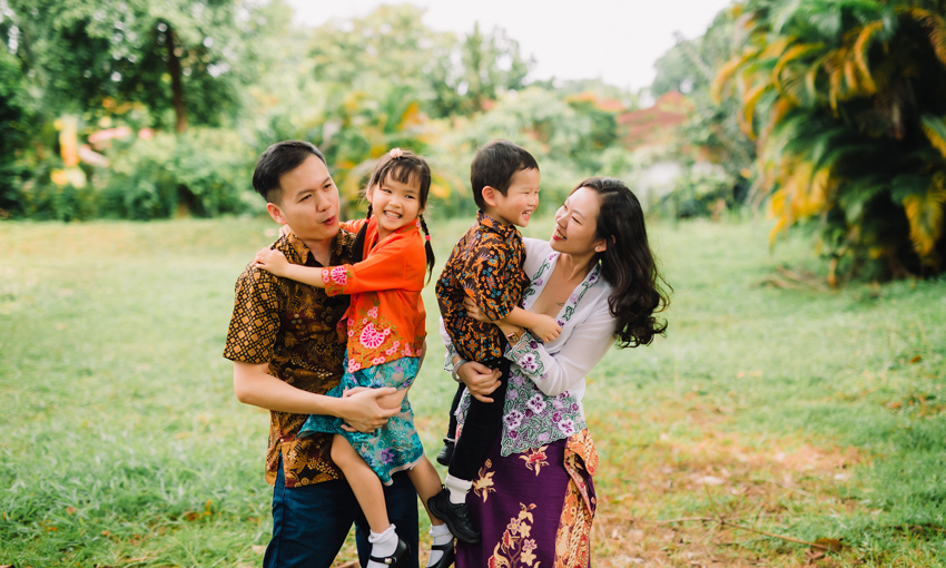Family outdoor photoshoot with whole family dressed in Peranakan traditional clothing