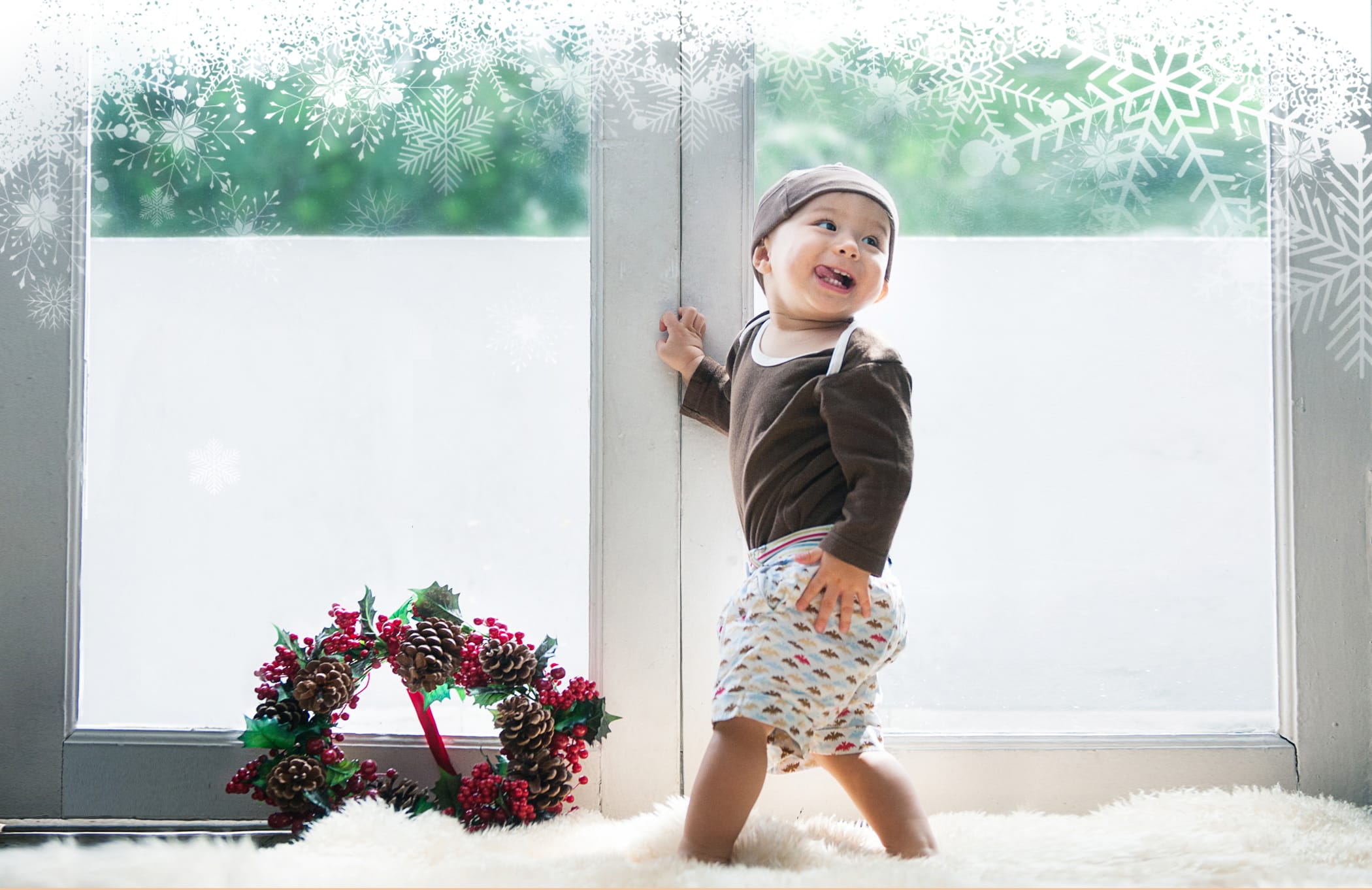 family-christmas-photoshoot-singapore-white-room-studio-1 Kid smiling candid during family Christmas photoshoot in Singapore Credit: White Room Studio