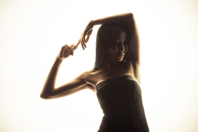 Professional Body Profile Photo & Body Profile Photoshoot in Singapore Silhouette of a woman posing for body profile photo in a photography studio setting during a body profile photoshoot in Singapore, White Room Studio Credit: White Room Studio