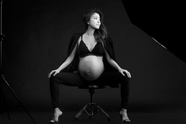 Professional Maternity Photoshoot in Photography Studio, Singapore Pregnant mother, mother-to-be with baby bump in a photography studio setting during a maternity photoshoot in Singapore, White Room Studio. Credit: White Room Studio Pte Ltd
