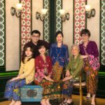 Family with parents and their children in Peranakan kebayas in a photography studio setting during a family photoshoot in Singapore, White Room Studio. Credit: White Room Studio Pte Ltd