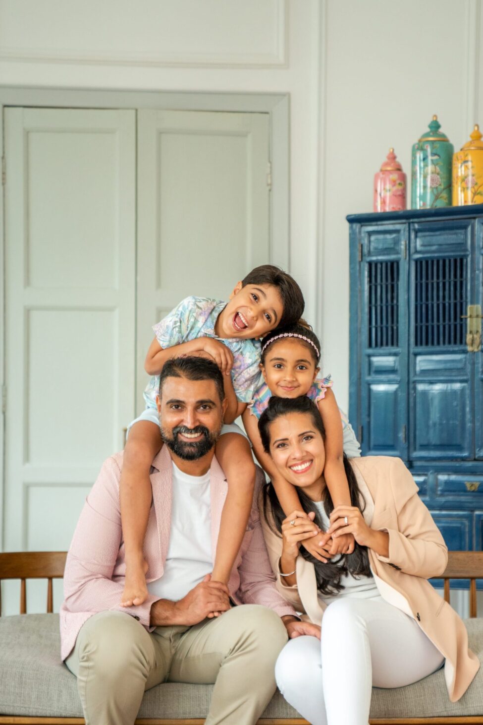 Family with parents and their children with kids ages ranging from toddler to primary school kids in a photography studio setting during a family photoshoot in Singapore, White Room Studio. Credit: White Room Studio Pte Ltd
