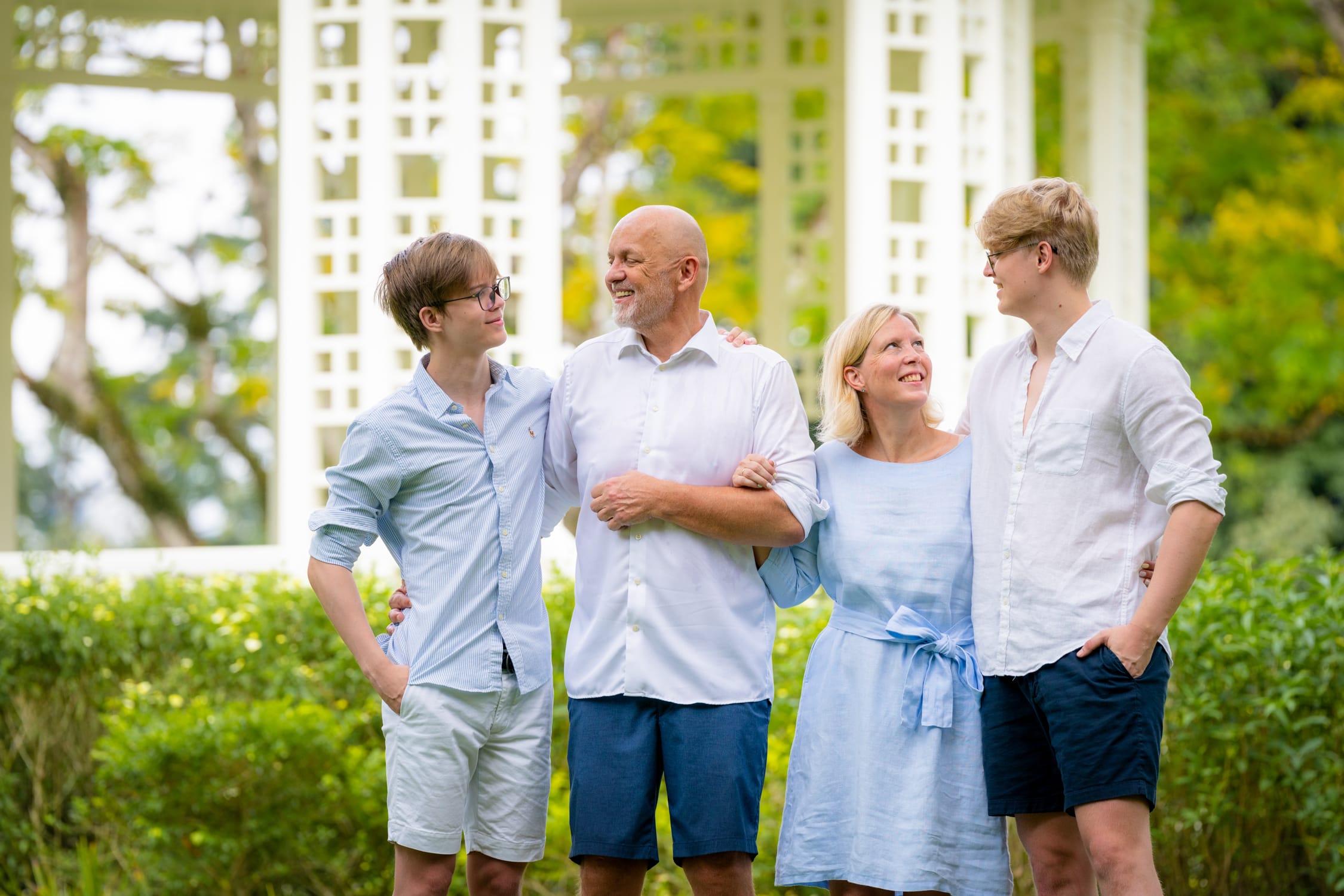 Professional Family & Multi Generation Photoshoot in Photography Studio, Singapore Family with parents and their children during an outdoor family photoshoot in Singapore, Botanic Gardens. Credit: White Room Studio Pte Ltd