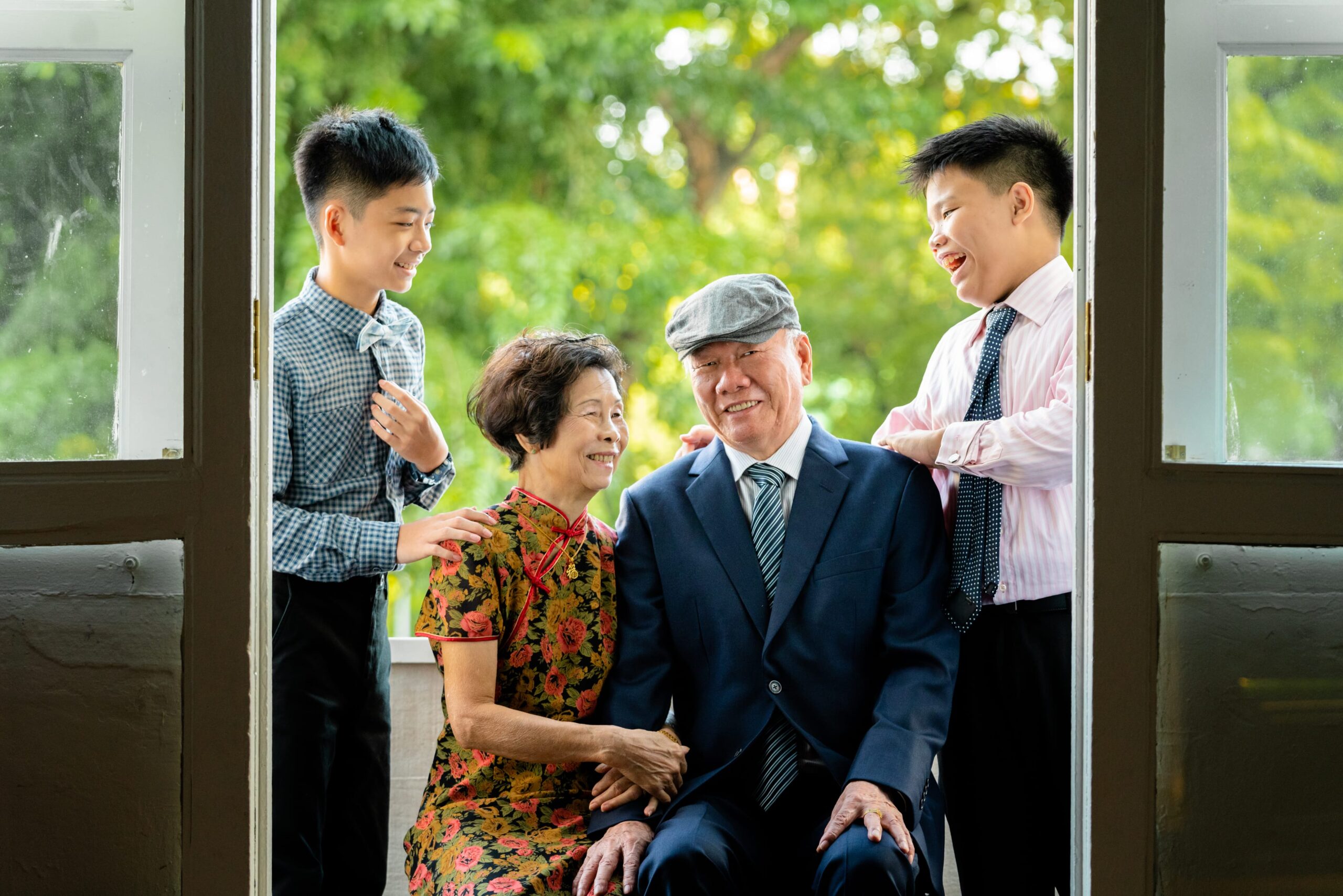 Professional Family & Multi Generation Photoshoot in Photography Studio, Singapore Family with grandparents, parents and their children during a family photoshoot in Singapore, White Room Studio. Credit: White Room Studio Pte Ltd