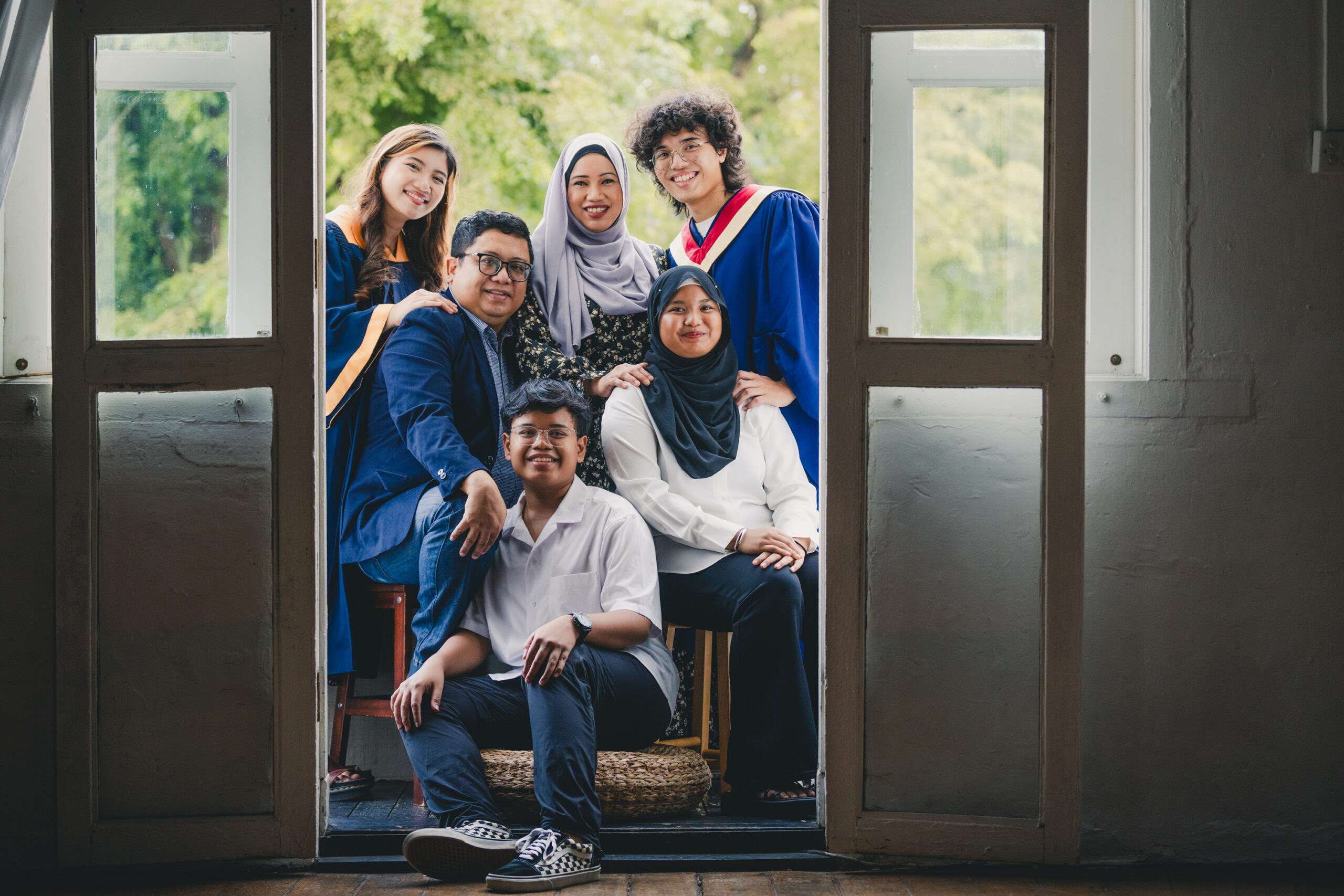 Graduation Gowns in Singapore: The Complete Guide for Every University – Family Photo Studio