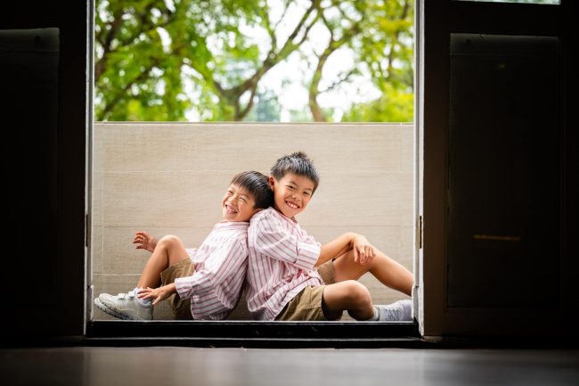 Family-Photoshoot-Singapore-Photography-Studio_##_white_room_studio_singapore_studio06 Best Singapore family photo studio, Family with parents and their children with kids ages ranging from toddler to teens in a photography studio setting during a family photoshoot in Singapore, White Room Studio. Credit: White Room Studio Pte Ltd