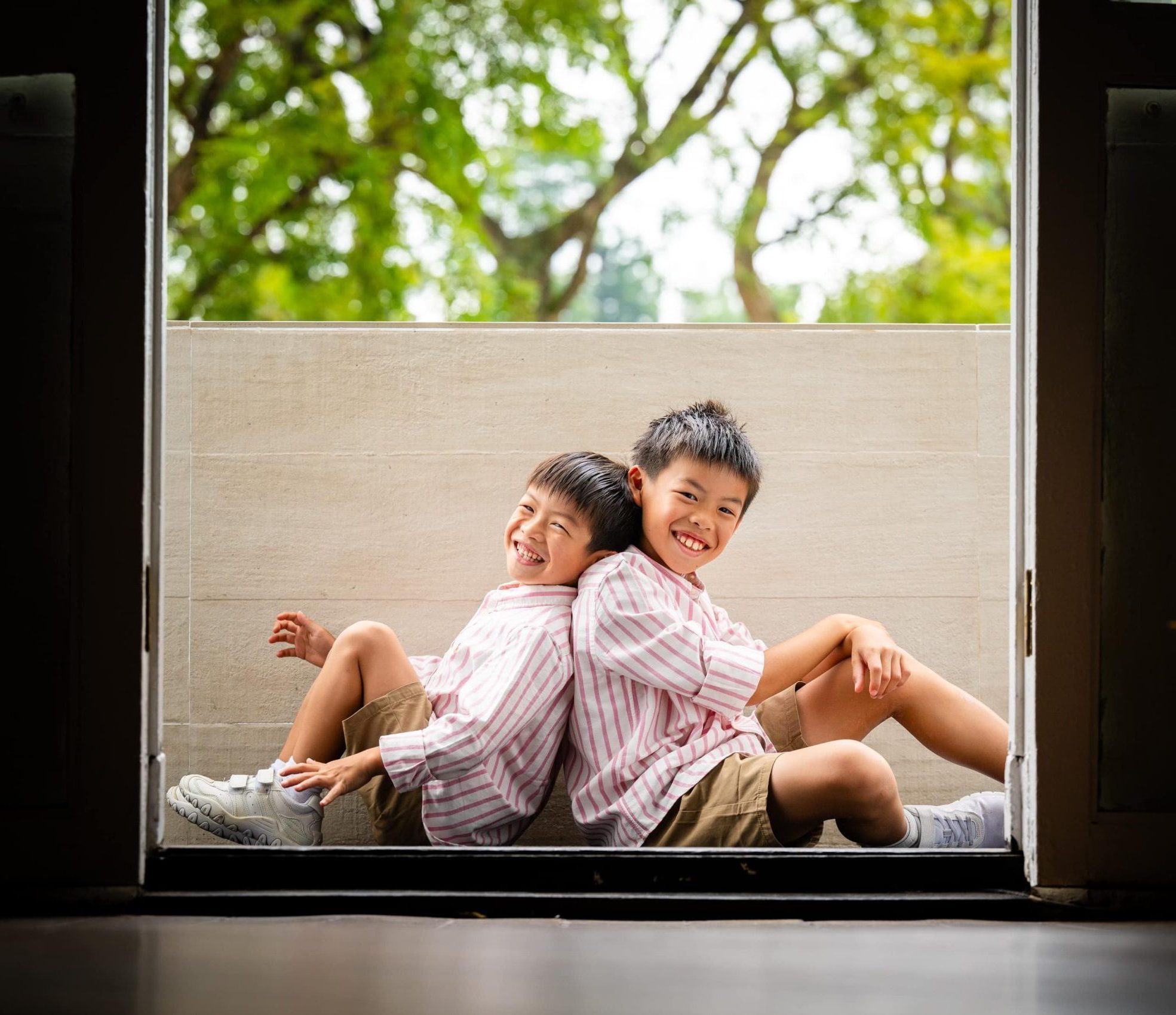 Best Singapore family photo studio, Family with parents and their children with kids ages ranging from toddler to teens in a photography studio setting during a family photoshoot in Singapore, White Room Studio. Credit: White Room Studio Pte Ltd