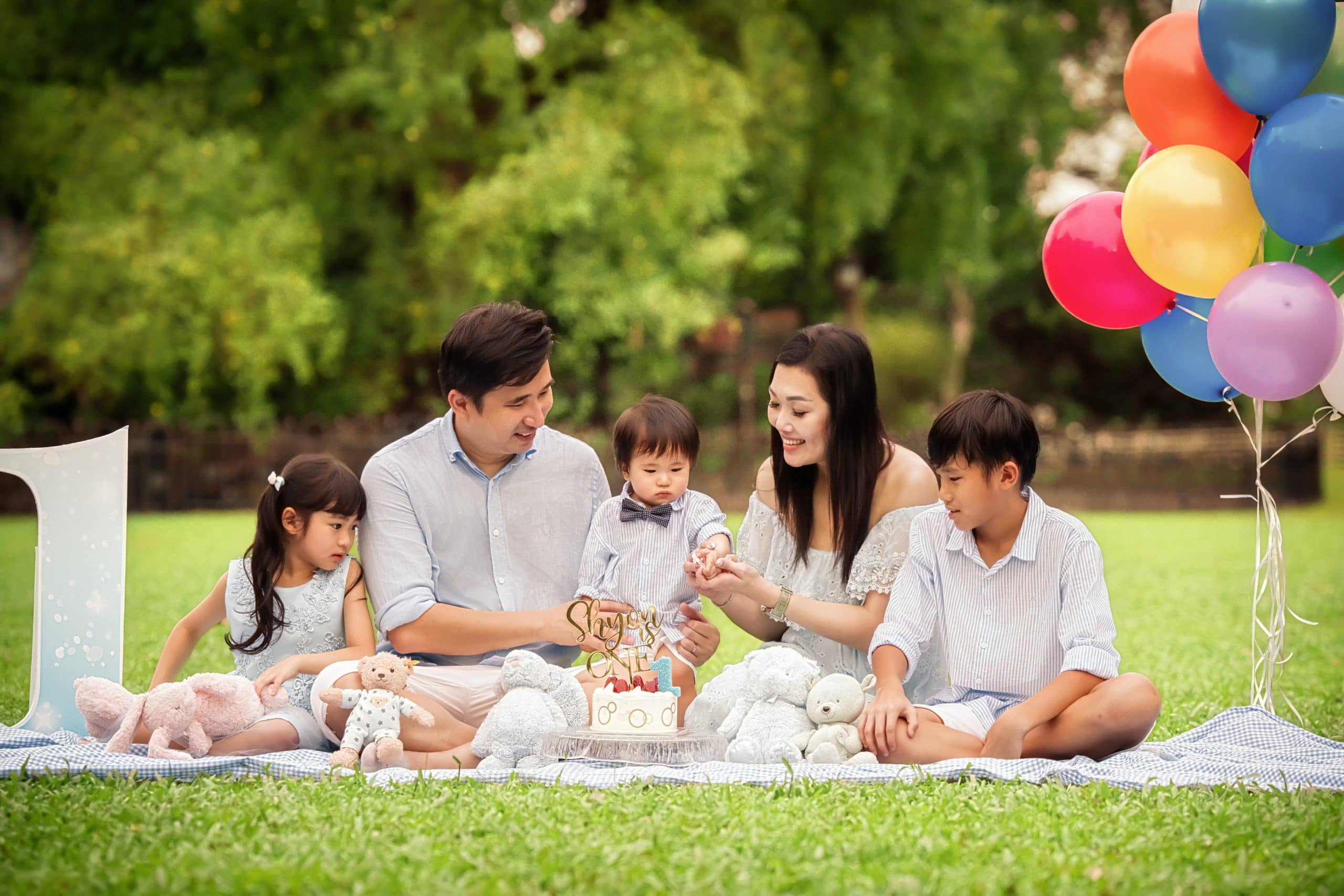 Family with parents and their children with kids ages ranging from toddler to teens in a photography outdoor setting during an family photoshoot in Singapore. Credit: White Room Studio Pte Ltd