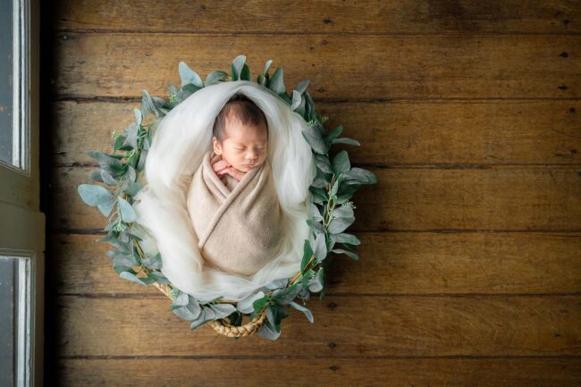 Professional Family & Newborn Photoshoot in Photography Studio, Singapore Family with parents and their newborn baby in a photography studio setting during a newborn photoshoot in Singapore, White Room Studio. Credit: White Room Studio Pte Ltd