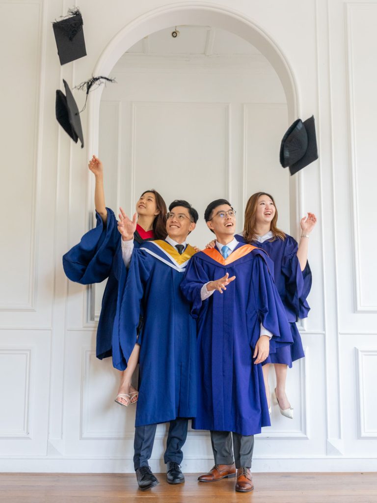 graduation dress singapore 9 Poses for Timeless Grad Photos in nus graduation gown