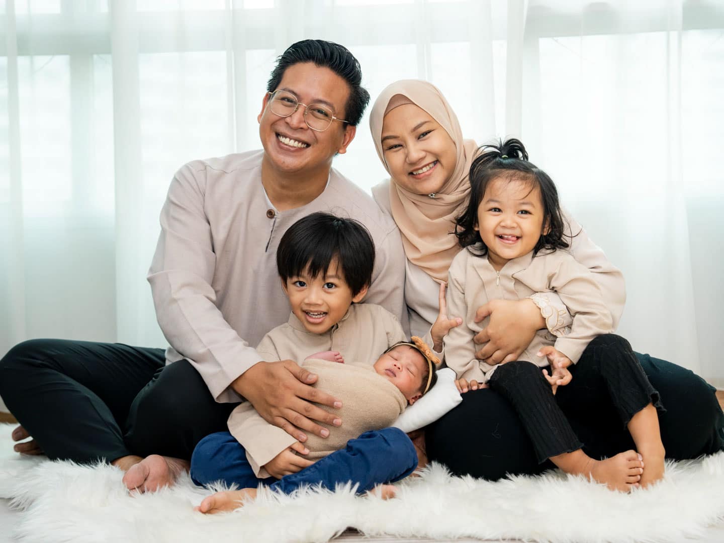 Newborn-Photoshoot-Singapore-Photography-Studio_##74 Family and Newborn Home Photoshoot Photographed By White Room Studio